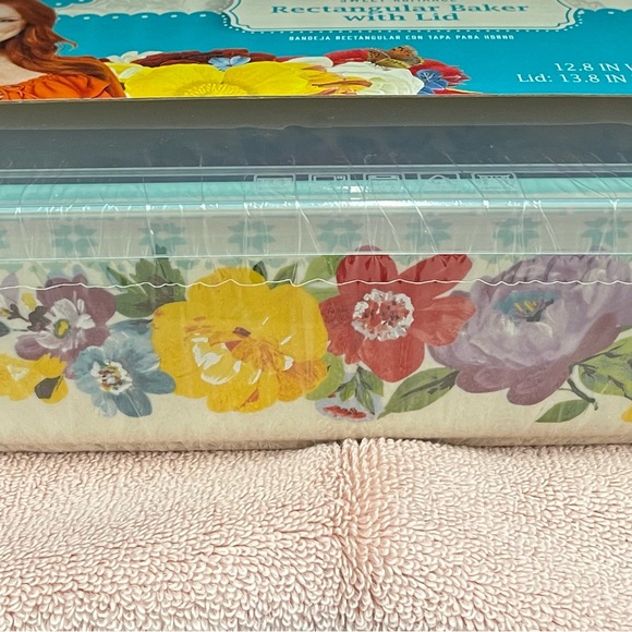 2023 🌺New Pioneer Woman Sweet Romance Rectangular Baker and Lid, 12.8”W x 8.7”D - Picture 6 of 9